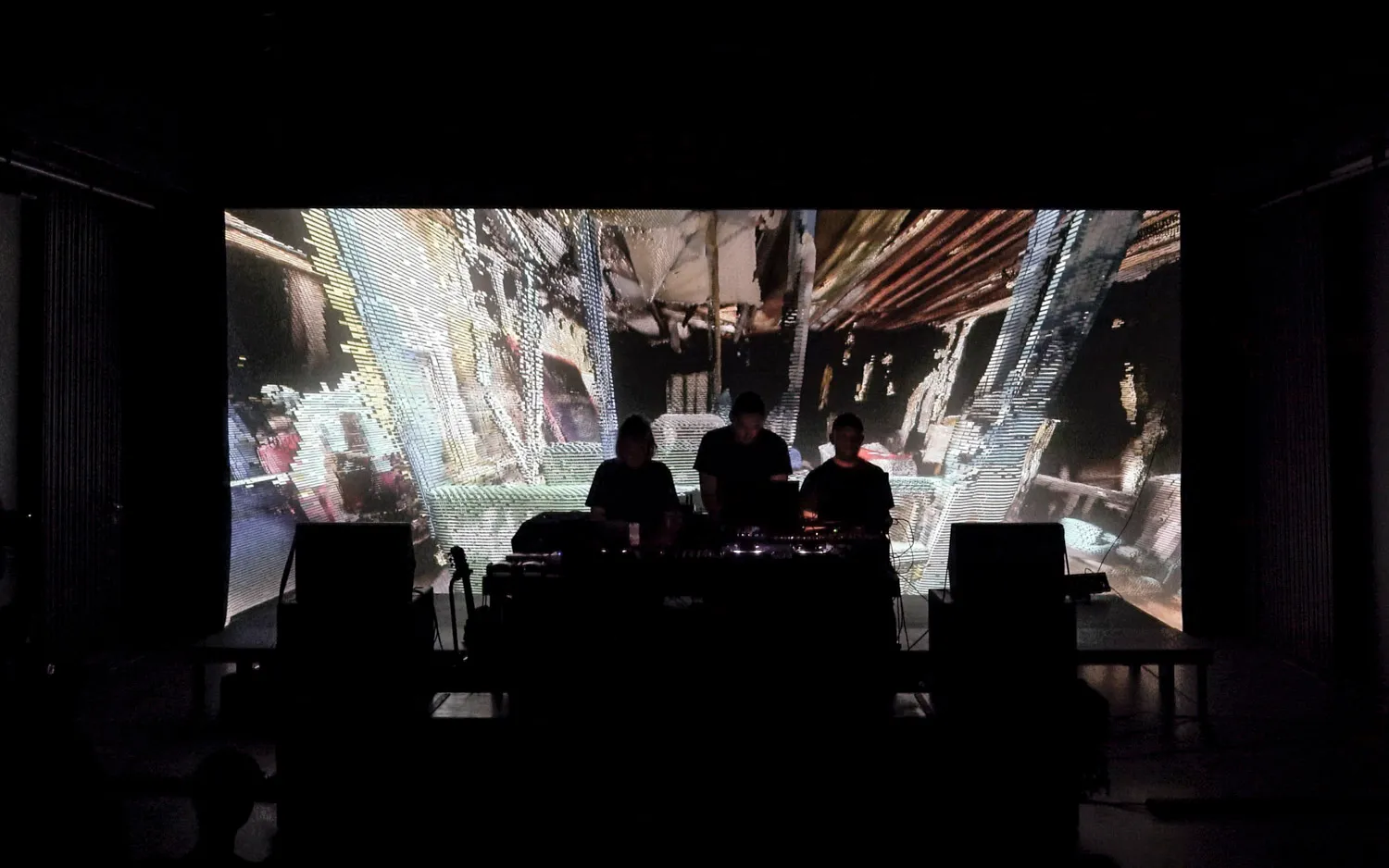 Captures - Live A/V, by Structurals, for Echoes of Archs, 2025 (installation view 23)
